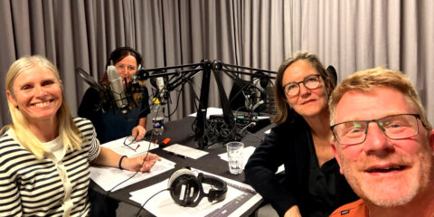 4 mennesker i et podcast studie.