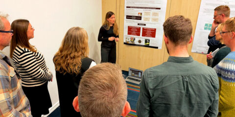 Foto af poster gennemgang i napas forskningsfelt llesskab.